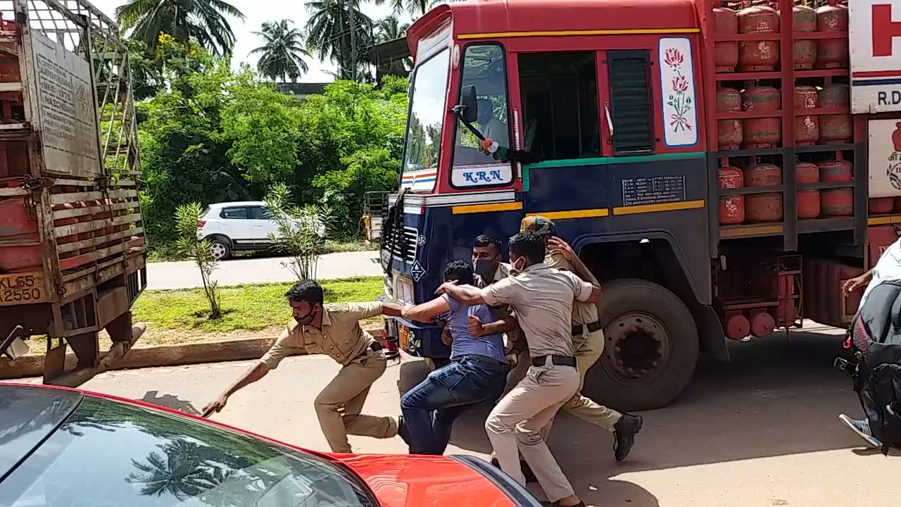 ಆರ್‌ಟಿಪಿಸಿಆರ್ ನೆಗೆಟಿವ್ ವರದಿ ತರದವರಿಗೆ ದ.ಕ. ಜಿಲ್ಲೆಗೆ ಪ್ರವೇಶ ನಿರ್ಬಂಧ ; ತಲಪಾಡಿ ಚೆಕ್‌ಪೋಸ್ಟ್‌ನಲ್ಲಿ ಗೊಂದಲ
