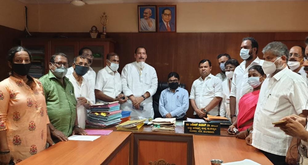 ಕೋವಿಡ್ ಲಸಿಕೆ ನೀಡುವಲ್ಲಿ ತಾರತಮ್ಯ ಆರೋಪ : ಡಿಎಚ್‌ಒ ಕಚೇರಿಗೆ ಕಾಂಗ್ರೆಸ್ ನಿಯೋಗ ಭೇಟಿ