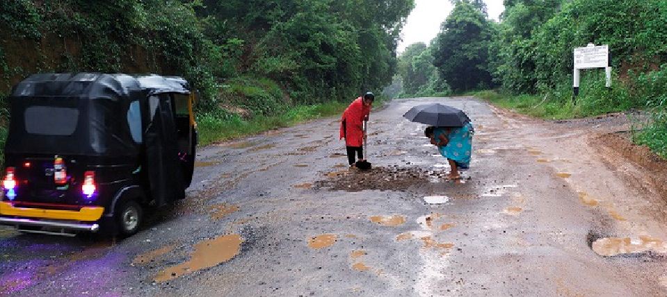 ಉಪ್ಪಿನಂಗಡಿ: ಹೆದ್ದಾರಿಯಲ್ಲಿರುವ ಗುಂಡಿ ಮುಚ್ಚಿದ ತಾಯಿ - ಮಗಳು