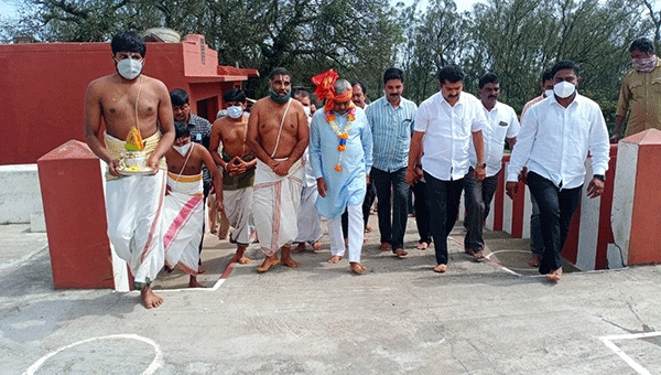 ವಾರಾಂತ್ಯ ಕರ್ಫ್ಯೂ ಜಾರಿಯಲ್ಲಿರುವ ಚಾಮರಾಜನಗರದಲ್ಲಿ ಸಚಿವ ಸೋಮಶೇಖರ್ ರಿಂದ ಕೋವಿಡ್ ನಿಯಮ ಉಲ್ಲಂಘನೆ