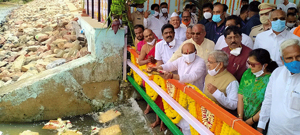 ಆಲಮಟ್ಟಿ: ಕೃಷ್ಣೆಗೆ ಸಿಎಂ ಬಸವರಾಜ ಬೊಮ್ಮಾಯಿ ಬಾಗಿನ ಅರ್ಪಣೆ