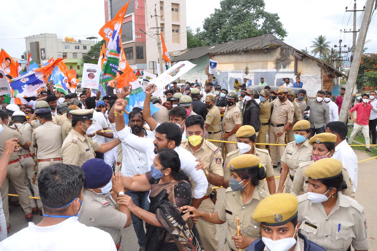 ಯುವ ಕಾಂಗ್ರೆಸ್‍ನಿಂದ ಸಿ.ಟಿ.ರವಿ ಮನೆಗೆ ಮುತ್ತಿಗೆ ಯತ್ನ; ಬಿಜೆಪಿಯಿಂದ ಪ್ರತಿ ಧರಣಿ