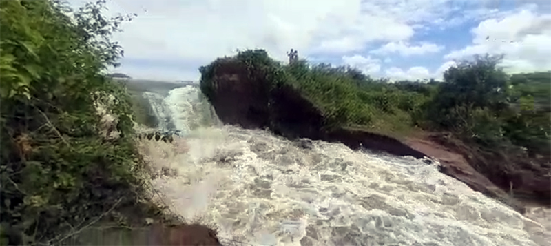 ಚಾಮರಾಜನಗರ : ಕೆರೆ ಏರಿ ಒಡೆದ ಪರಿಣಾಮ ರಸ್ತೆಯಲ್ಲಿ ಕಾಲುವೆಯಂತೆ ಹರಿದ ನೀರು