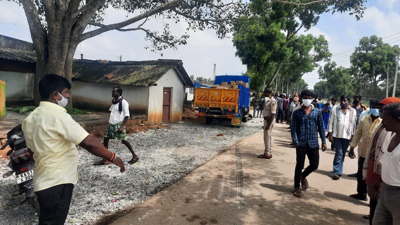 ಆನೇಕಲ್ : ರಸ್ತೆ ಅಪಘಾತಕ್ಕೆ ದಂಪತಿ ಸ್ಥಳದಲ್ಲಿಯೇ ಮೃತ್ಯು