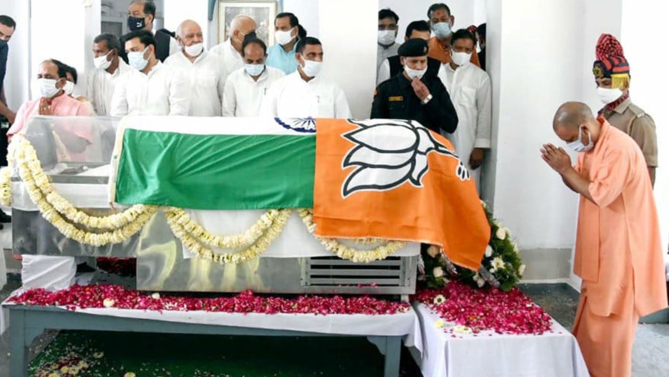 ಪ್ರಧಾನಿ ಸಮ್ಮುಖದಲ್ಲೇ ತ್ರಿವರ್ಣ ಧ್ವಜದ ಮೇಲೆ ಬಿಜೆಪಿ ಧ್ವಜ ಹೊದಿಸಿದ ನಾಯಕರು: ವ್ಯಾಪಕ ಆಕ್ರೋಶ