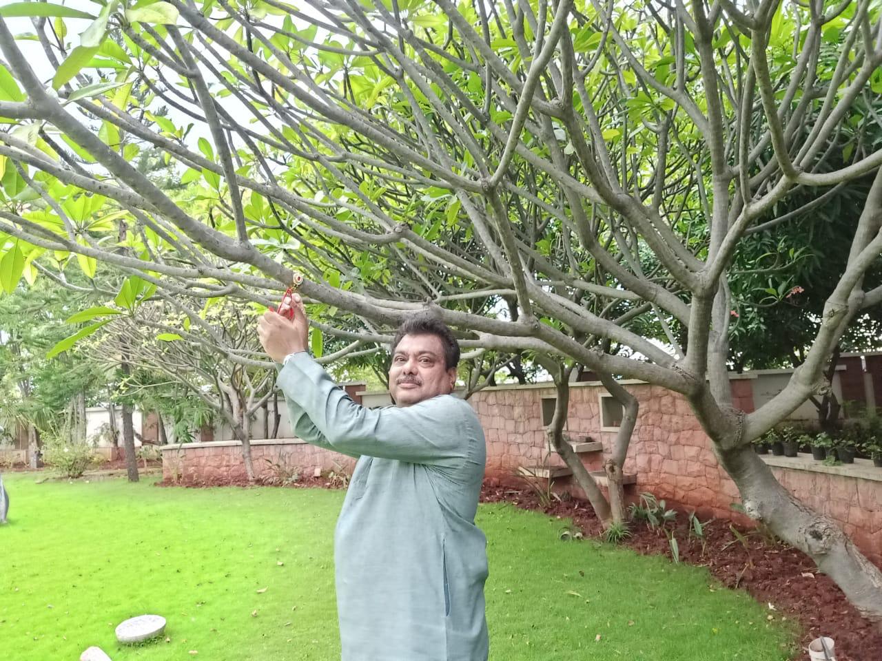 ಪರಿಸರ ಸಂರಕ್ಷಣೆ ಸಂದೇಶದೊಂದಿಗೆ ರಕ್ಷಾ ಬಂಧನ ಆಚರಿಸಿದ ಮಾಜಿ ಸಚಿವ ಎಂ.ಬಿ ಪಾಟೀಲ್