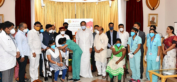 ಬೆಂಗಳೂರು: ವ್ಯಾಕ್ಸಿನೇಟ್ ಇಂಡಿಯಾ ಕಾರ್ಯಕ್ರಮಕ್ಕೆ ಉಪ ರಾಷ್ಟ್ರಪತಿ ಚಾಲನೆ