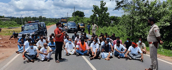ಉಪ್ಪಿನಂಗಡಿ ಮೀನು ಮಾರಾಟ ಶೆಡ್ ಗೆ ಬೆಂಕಿ ಪ್ರಕರಣ: ಆರೋಪಿಗಳ ಬಂಧನಕ್ಕೆ ಆಗ್ರಹಿಸಿ ಹಿಂಜಾವೇ ರಸ್ತೆ ತಡೆ