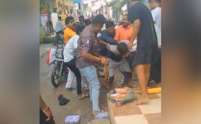 ಹಿಂದುತ್ವ ಕಾರ್ಯಕರ್ತರಿಂದ ಥಳಿತಕ್ಕೊಳಗಾದ ಬಳೆ ಮಾರಾಟಗಾರನ ವಿರುದ್ಧ ಪೋಕ್ಸೋ ಪ್ರಕರಣ ದಾಖಲು