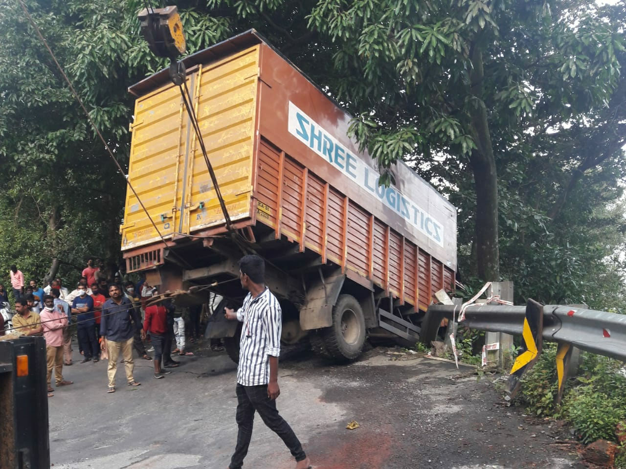 ಆಗುಂಬೆ ಘಾಟಿ: ತಡೆಗೋಡೆಗೆ ಢಿಕ್ಕಿ ಹೊಡೆದ ಕಂಟೈನರ್ ಲಾರಿ