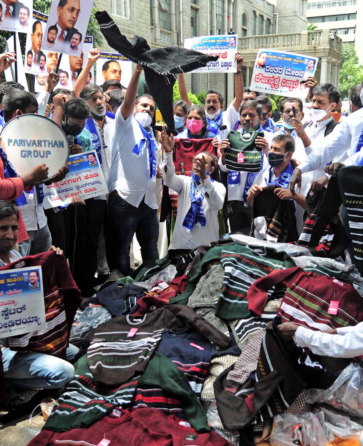 ಬಿಬಿಎಂಪಿ ಶಾಲಾ ಮಕ್ಕಳ ಸ್ವೆಟರ್ ಹಗರಣ: ನಟ ಕೋಮಲ್ ವಿರುದ್ಧ ದಸಂಸ ಆಕ್ರೋಶ