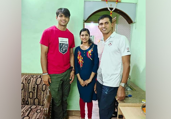 ಕನ್ನಡಿಗ ಕೋಚ್ ಕಾಶಿನಾಥ್ ನಾಯ್ಕ್ ನಿವಾಸಕ್ಕೆ ಭೇಟಿ ನೀಡಿದ ಒಲಿಂಪಿಕ್  ಚಿನ್ನ ವಿಜೇತ ನೀರಜ್ ಚೋಪ್ರಾ