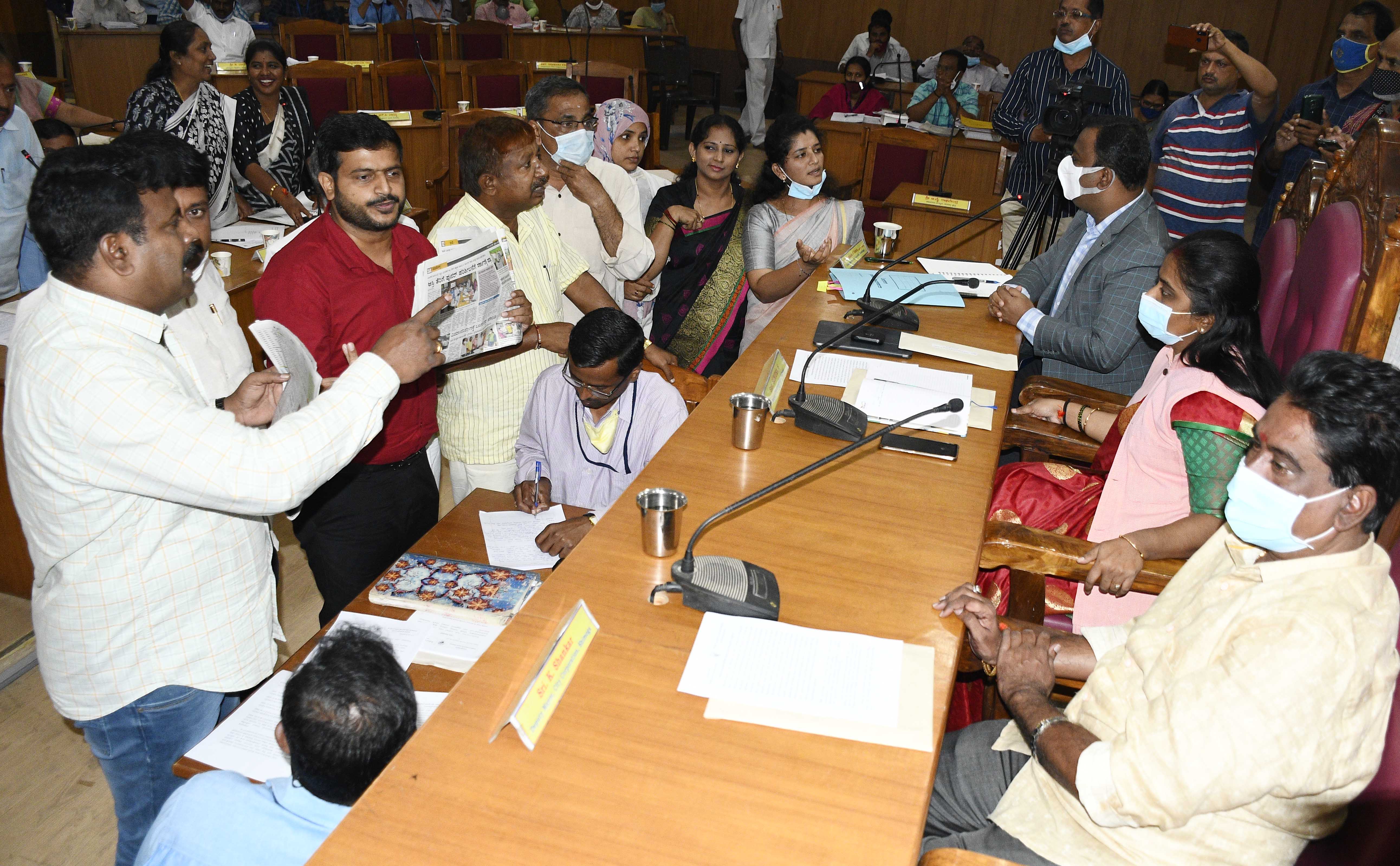 ಶಿವಮೊಗ್ಗ: ಪಾಲಿಕೆಯಲ್ಲಿ ಪ್ರತಿಧ್ವನಿಸಿದ ಆಸ್ತಿ ತೆರಿಗೆ; ಆಡಳಿತ ಪಕ್ಷ ಮತ್ತು ವಿರೋಧ ಪಕ್ಷದ ಸದಸ್ಯರ ನಡುವೆ ಜಟಾಪಟಿ