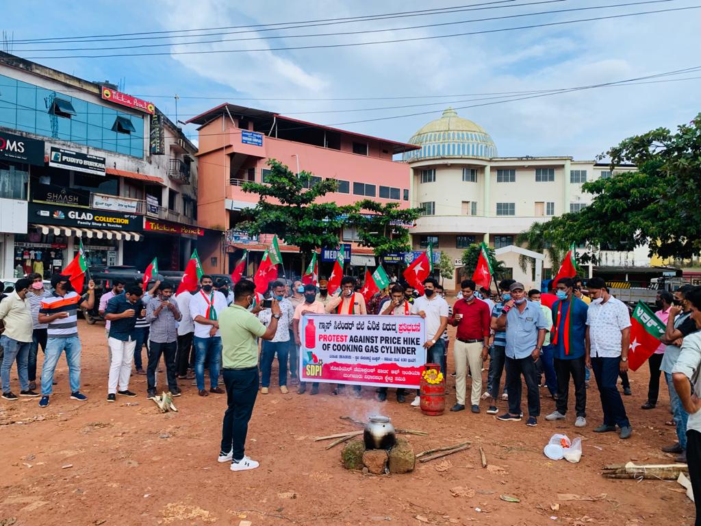 ಉಳ್ಳಾಲ: ಸಿಲಿಂಡರ್ ದರ ಏರಿಕೆ ವಿರುದ್ಧ ಪ್ರತಿಭಟನೆ