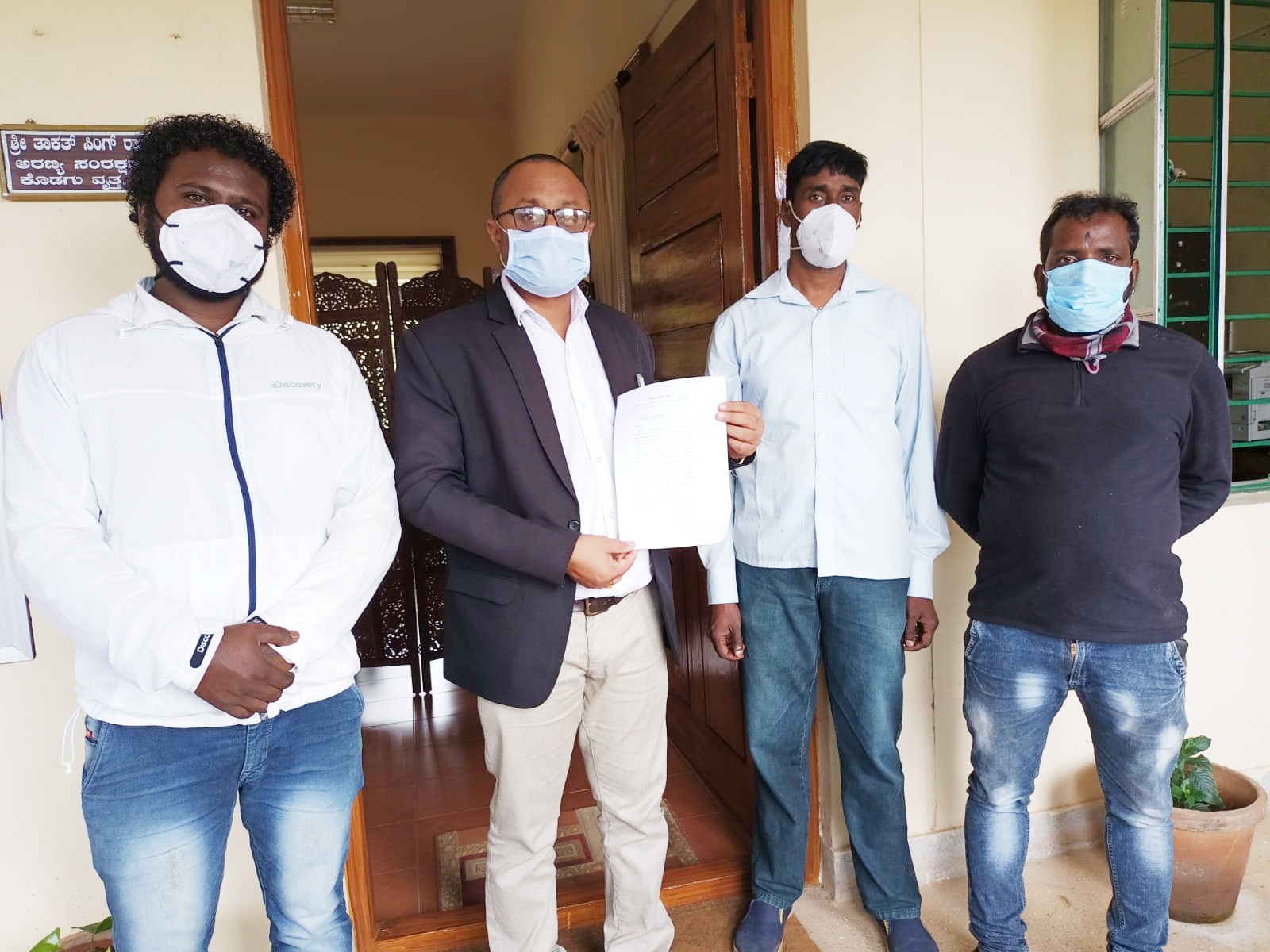 ಮಾಂದಲಪಟ್ಟಿಯಲ್ಲಿ ಹೆಲಿಕಾಪ್ಟರ್ ಹಾರಾಟ: ಕೊಡಗು ರಕ್ಷಣಾ ವೇದಿಕೆ ಆಕ್ಷೇಪ, ಅರಣ್ಯಾಧಿಕಾರಿಗಳಿಗೆ ದೂರು