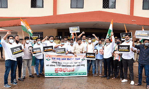 ಮಂಗಳೂರು: ರೈಲ್ವೆ ನಿಲ್ದಾಣದ ಮುಂದೆ ಯುವ ಕಾಂಗ್ರೆಸ್ ಪ್ರತಿಭಟನೆ