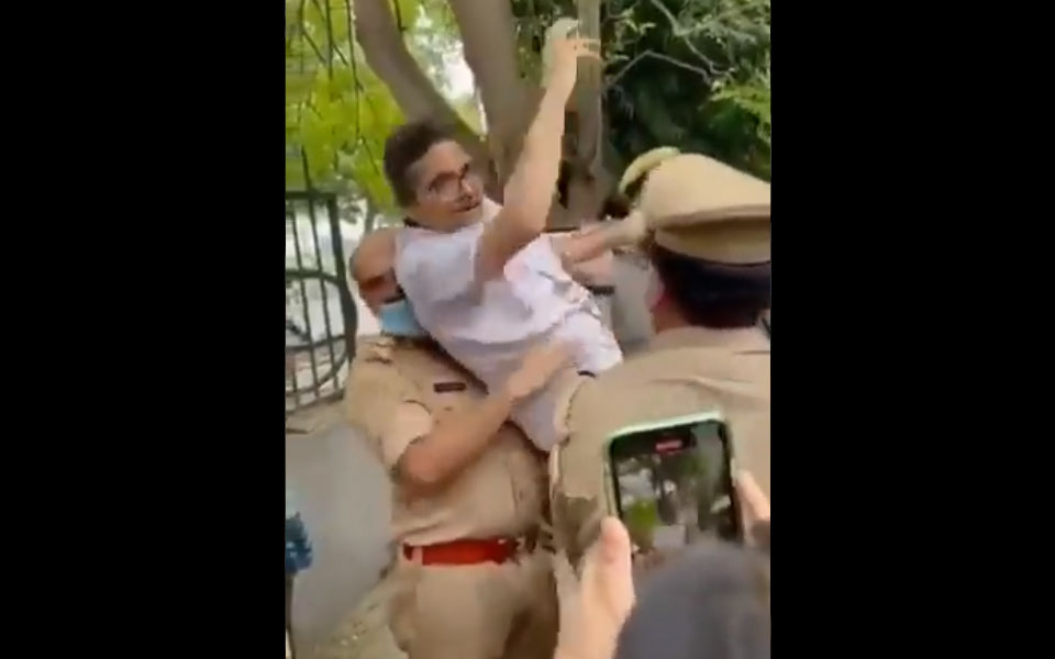 ಸುಪ್ರೀಂ ಕೋರ್ಟ್ ಹೊರಗೆ ಆತ್ಮಹತ್ಯೆಗೆ ಯತ್ನಿಸಿದ್ದ ಮಹಿಳೆಯ ಸಾವು ಪ್ರಕರಣ: ನಿವೃತ್ತ ಐಪಿಎಸ್ ಅಧಿಕಾರಿ ಬಂಧನ