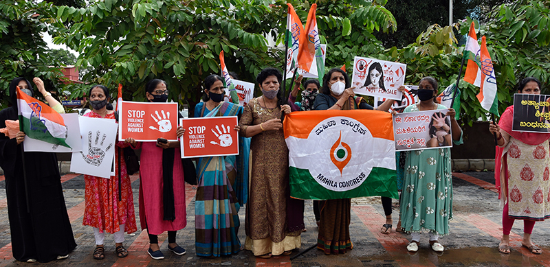 ವಿದ್ಯಾರ್ಥಿನಿಯ ಅತ್ಯಾಚಾರ ಖಂಡಿಸಿ ದ.ಕ.ಜಿಲ್ಲಾ ಮಹಿಳಾ ಕಾಂಗ್ರೆಸ್ ಪ್ರತಿಭಟನೆ