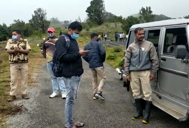 ಮಡಿಕೇರಿ: ವೀಕೆಂಡ್ ಕರ್ಫ್ಯೂ ನಡುವೆಯೇ ಕೋಟೆ ಬೆಟ್ಟದಲ್ಲಿ ಪ್ರವಾಸಿಗರ ದಂಡು: ಪೊಲೀಸರು, ಅರಣ್ಯ ಸಿಬ್ಬಂದಿಗಳಿಂದ ತಡೆ