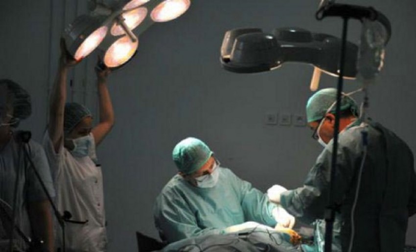 ಆಗ್ರಾ: ಕುಕ್ಕರ್‌ ನಲ್ಲಿ  ಸಿಲುಕಿಕೊಂಡ ಪುಟ್ಟ ಮಗುವಿನ ತಲೆ ಹೊರ ತೆಗೆದ ವೈದ್ಯರ ತಂಡ