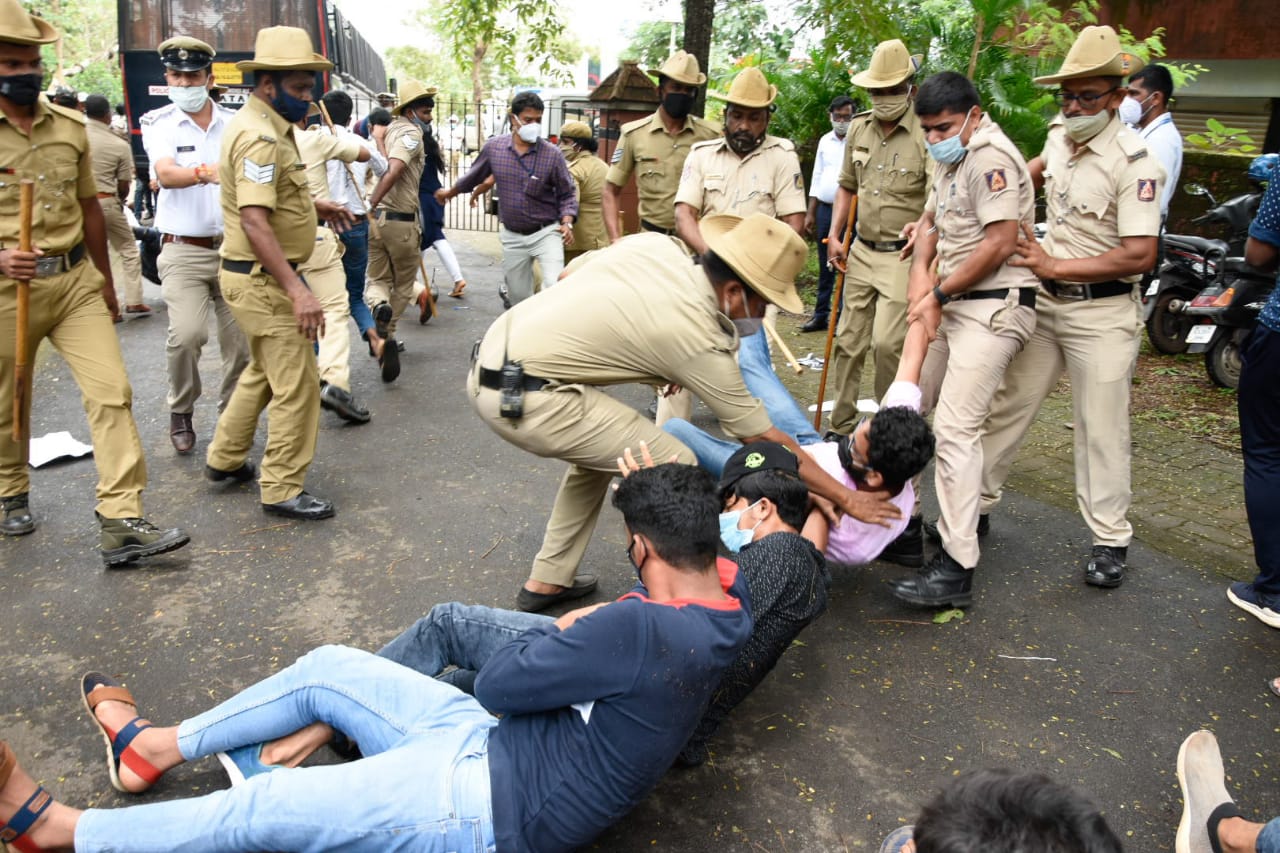 ರಾಷ್ಟ್ರೀಯ ಶಿಕ್ಷಣ ನೀತಿ ವಿರೋಧಿಸಿ ಪ್ರತಿಭಟನೆ : ಸಿಎಫ್ಐ ಕಾರ್ಯಕರ್ತರ ವಶ