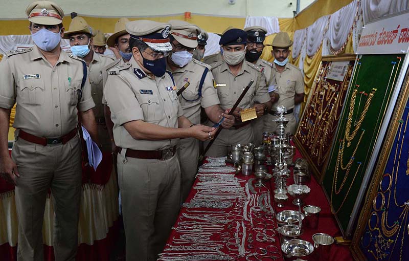 ಬೆಂಗಳೂರು: ಕಳ್ಳತನಕ್ಕೆ ವಿಮಾನದಲ್ಲಿ ಬರುತ್ತಿದ್ದ ಮೂವರು ಆರೋಪಿಗಳ ಬಂಧನ; 1.80 ಕೋಟಿ ರೂ.ಮೌಲ್ಯದ ಸೊತ್ತುಗಳ ವಶ