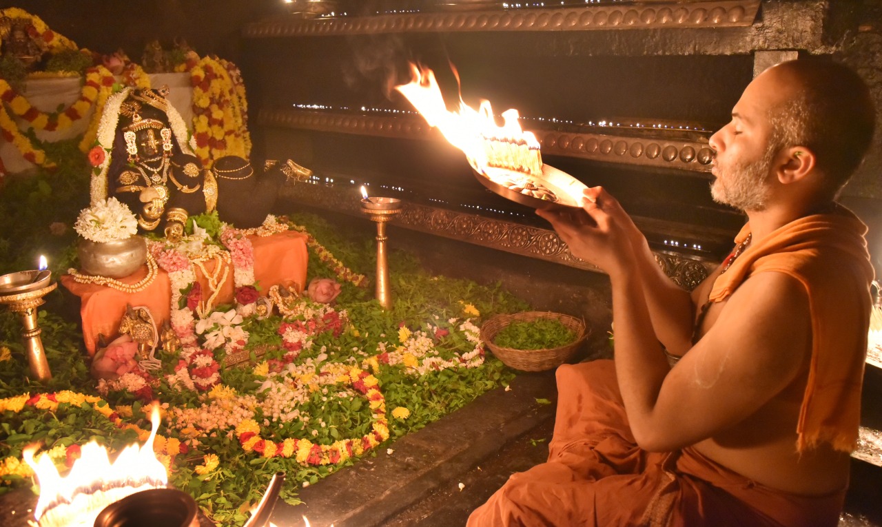 ಆ. 31ರಂದು ಉಡುಪಿಯಲ್ಲಿ ಸಾಂಪ್ರದಾಯಿಕ ಮೊಸರು ಕುಡಿಕೆ; ಅರ್ಘ್ಯ ಪ್ರದಾನ ಮಾಡಿದ ಅದಮಾರುಶ್ರೀ