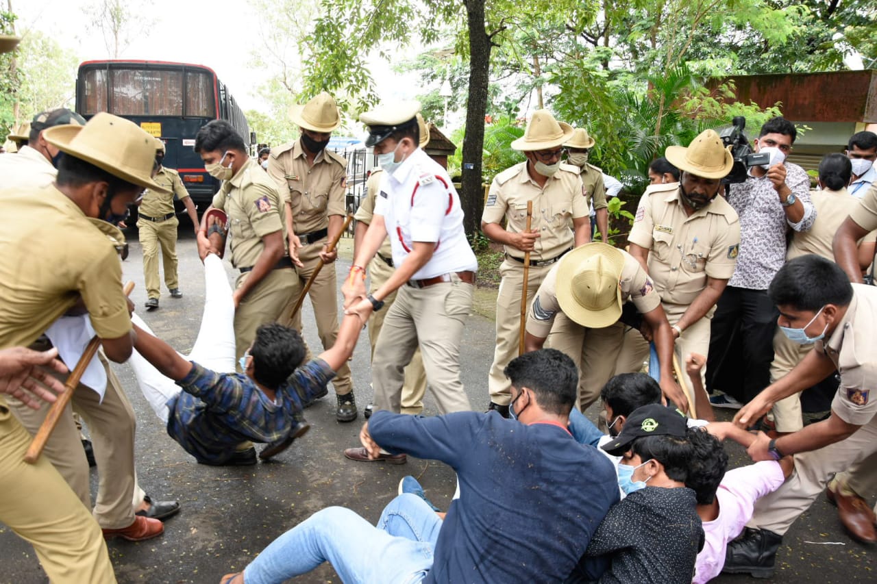 ನೂತನ ಶಿಕ್ಷಣ ನೀತಿಯ ಉದ್ಘಾಟನಾ ಕಾರ್ಯಕ್ರಮ ವಿರೋಧಿಸಿ ಬಂಧನಕ್ಕೊಳಗಾಗಿದ್ದ ಸಿಎಫ್‌ಐ ಕಾರ್ಯಕರ್ತರ ಬಿಡುಗಡೆ