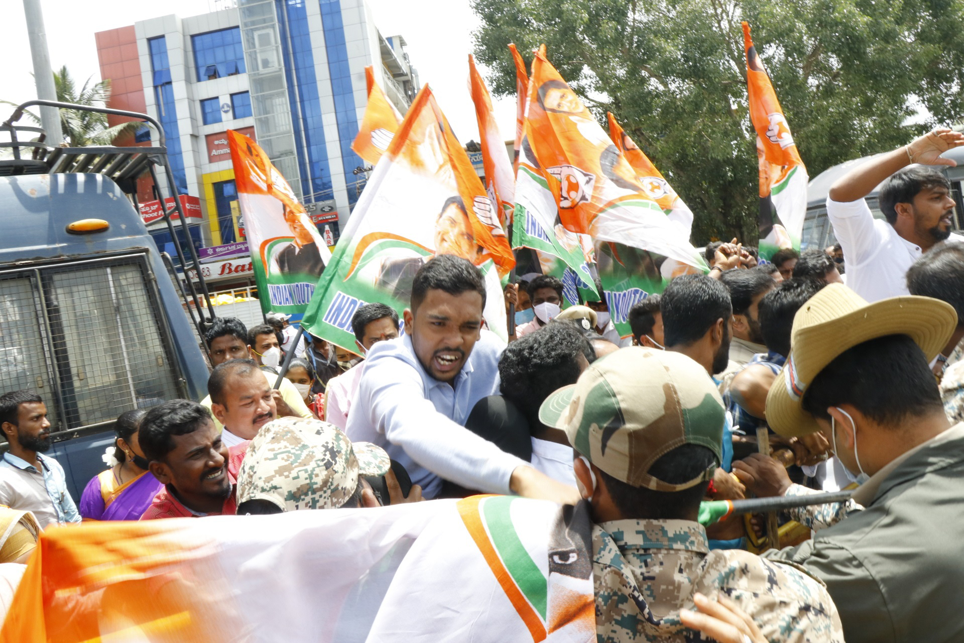 ಶಿವಮೊಗ್ಗ: ಕೇಂದ್ರ ಸರಕಾರ, ರಾಜ್ಯ ಬಿಜೆಪಿ ಸಂಸದರ ವಿರುದ್ಧ ಯುವ ಕಾಂಗ್ರೆಸ್ ಪ್ರತಿಭಟನೆ