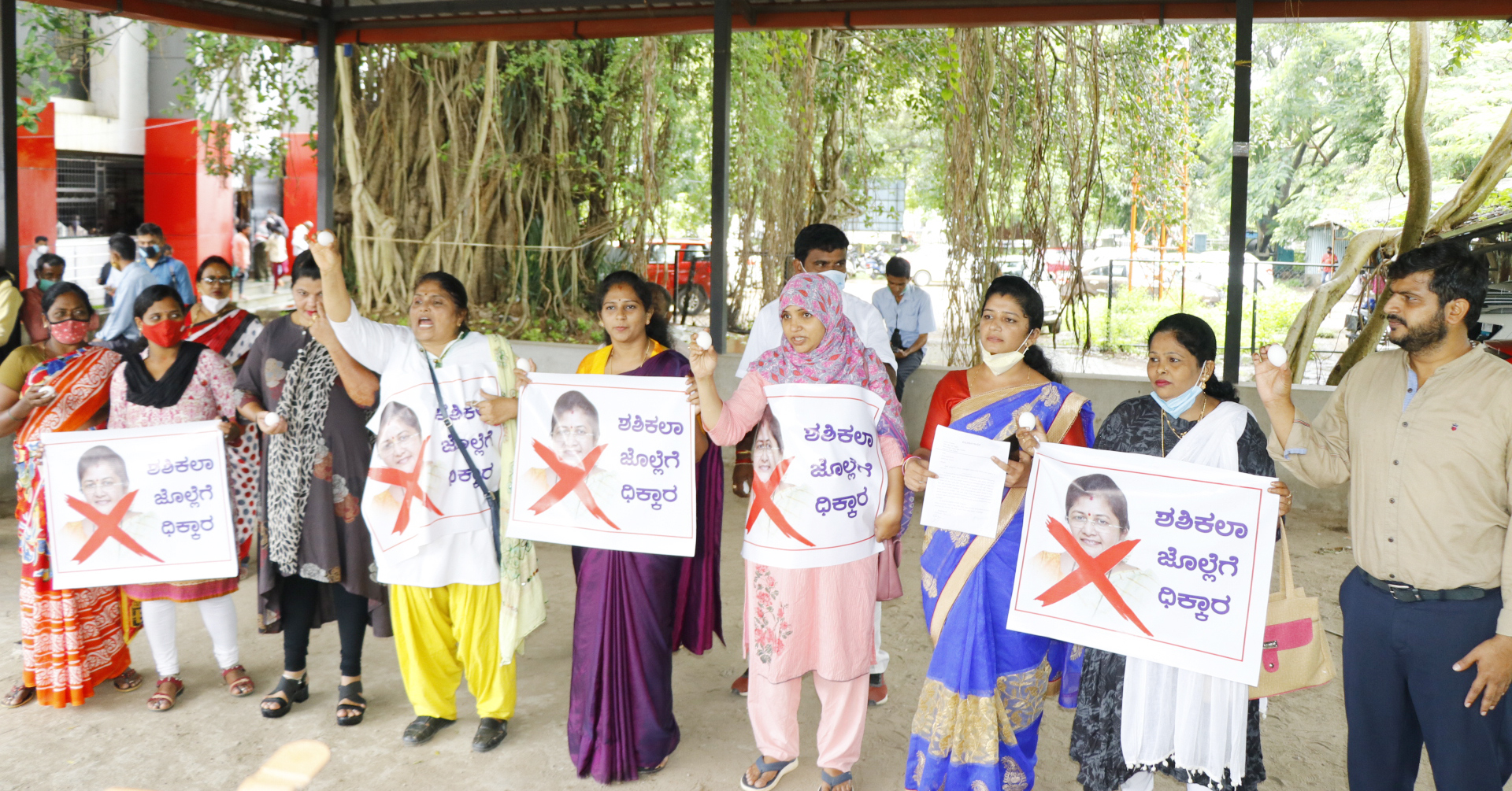 ಶಿವಮೊಗ್ಗ: ಶಶಿಕಲಾ ಜೊಲ್ಲೆಯನ್ನು ಸಚಿವ ಸ್ಥಾನದಿಂದ ಕೈ ಬಿಡಬೇಕೆಂದು ಒತ್ತಾಯಿಸಿ ಮಹಿಳಾ ಕಾಂಗ್ರೆಸ್ ಪ್ರತಿಭಟನೆ