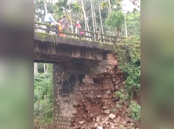 ಕೊಗ್ರೆ-ಕೊಪ್ಪ ಸಂಪರ್ಕ ರಸ್ತೆಯ ಸೇತುವೆಗೆ ಹಾನಿ: ಅಪಾಯ ಸಂಭವಿಸುವ ಮುನ್ನ ದುರಸ್ತಿಗೆ ಗ್ರಾಮಸ್ಥರ ಆಗ್ರಹ