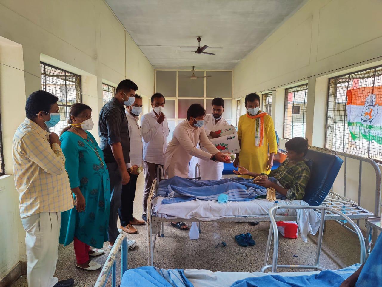 ದ.ಕ. ಯುವ ಕಾಂಗ್ರೆಸ್‌ ವತಿಯಿಂದ ವಾಕರ್, ಹಣ್ಣು ಹಂಪಲು ವಿತರಣೆ