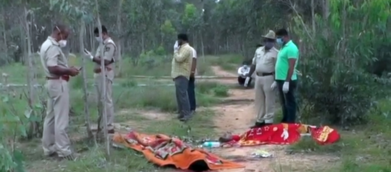 ಬೆಂಗಳೂರು: ಮಾರಕಾಸ್ತ್ರಗಳಿಂದ ಹಲ್ಲೆ ನಡೆಸಿ ಇಬ್ಬರ ಕೊಲೆ