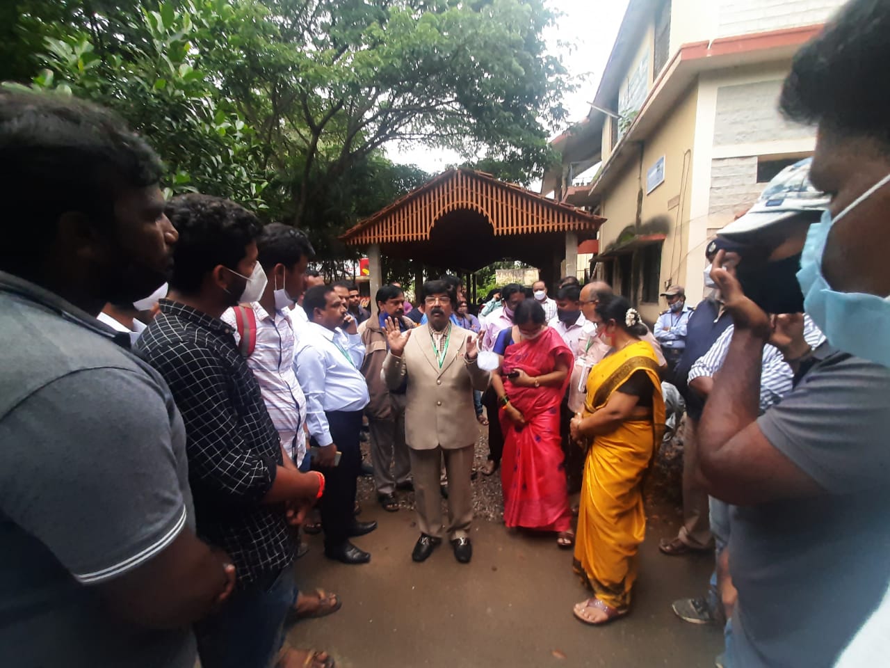 ಶಿವಮೊಗ್ಗ: ಕುವೆಂಪು ವಿವಿ ಕುಲಪತಿಗೆ ವಿದ್ಯಾರ್ಥಿಗಳಿಂದ ಘೇರಾವ್