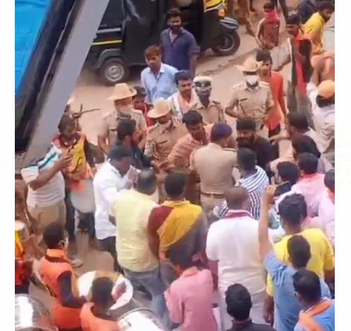 ಗಣೇಶ ವಿಸರ್ಜನೆ ವೇಳೆ ಎಸ್ಸೈಯನ್ನು ಎಳೆದಾಡಿದ ಸಂಘ ಪರಿವಾರದ ಕಾರ್ಯಕರ್ತರು: ವೀಡಿಯೊ ವೈರಲ್