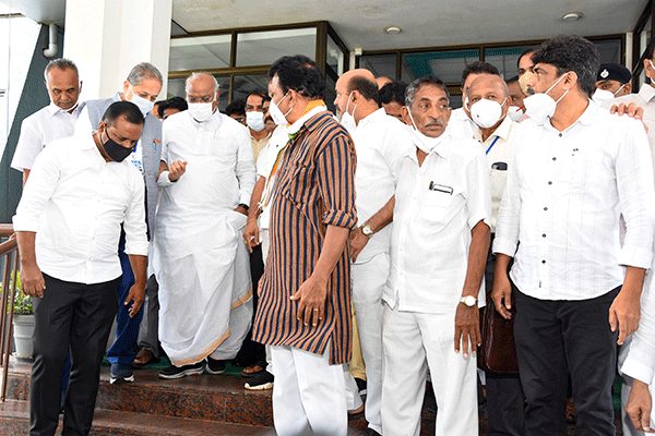 ಆಸ್ಕರ್ ಫೆರ್ನಾಂಡಿಸ್ ಆರೋಗ್ಯ ವಿಚಾರಿಸಿದ ಮಲ್ಲಿಕಾರ್ಜುನ ಖರ್ಗೆ