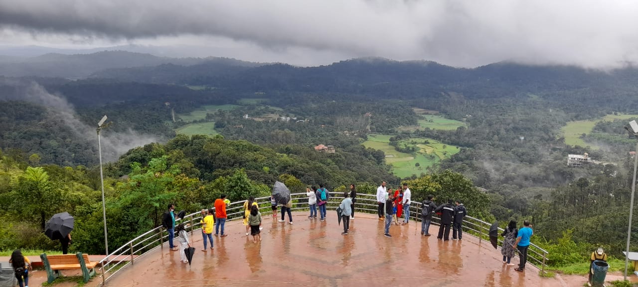 ವಾರಾಂತ್ಯ ಕರ್ಫ್ಯೂ ರದ್ದು: ಮಡಿಕೇರಿಯಲ್ಲಿ ಪ್ರವಾಸಿಗರ ದಂಡು