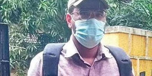 ಉಚಿತವಾಗಿ ಮನೆಗಳ ಸ್ಯಾನಿಟೈಸ್ ಮಾಡುವ ಕೇರಳ ಪ್ರೊಫೆಸರ್