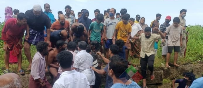 ​ಕಾಸರಗೋಡು : ದೋಣಿ ಮಗುಚಿ ಮೂವರು ಮೀನುಗಾರರಿಗೆ ಗಾಯ