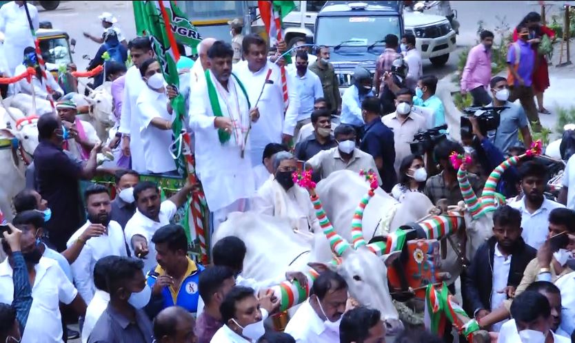 ಬೆಲೆಯೇರಿಕೆ ಖಂಡಿಸಿ ವಿನೂತನ ಪ್ರತಿಭಟನೆ: ಎತ್ತಿನಗಾಡಿಯಲ್ಲಿ ವಿಧಾನಸಭೆಗೆ ಹೊರಟ ಸಿದ್ದರಾಮಯ್ಯ, ಡಿಕೆಶಿ