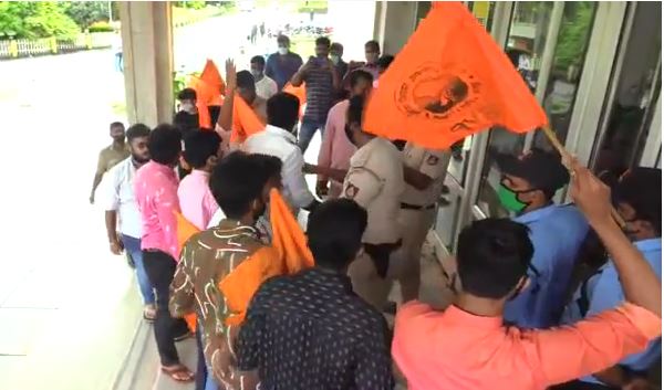 ಮಂಗಳೂರು ವಿವಿ ಸಿಂಡಿಕೇಟ್ ಸಭೆಗೆ ಎಬಿವಿಪಿ ಕಾರ್ಯಕರ್ತರಿಂದ ಮುತ್ತಿಗೆ ಯತ್ನ