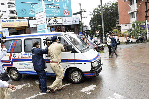 ಆಸ್ಕರ್ ನಿಧನ: ಆಸ್ಪತ್ರೆಗೆ ಗಣ್ಯರ ಭೇಟಿ