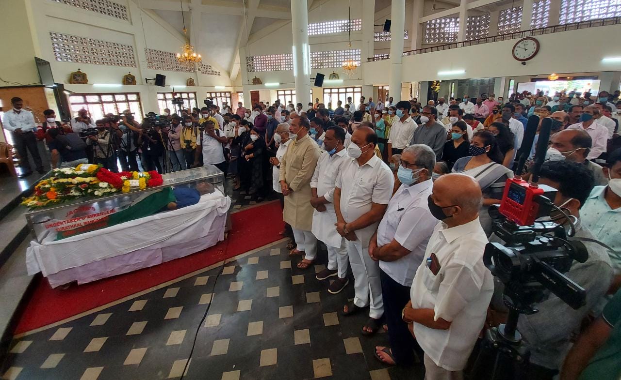 ಉಡುಪಿ ಚರ್ಚಿನಲ್ಲಿ ಆಸ್ಕರ್ ಪಾರ್ಥಿವ ಶರೀರಕ್ಕೆ ಪ್ರಾರ್ಥನೆ