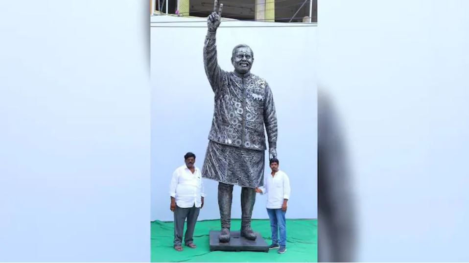 ಗುಜರಿ ವಸ್ತುಗಳನ್ನು ಬಳಸಿ ಪ್ರಧಾನಿ ನರೇಂದ್ರ ಮೋದಿಯವರ ಪ್ರತಿಮೆ ನಿರ್ಮಿಸಿದ ತಂದೆ-ಮಗ ಜೋಡಿ