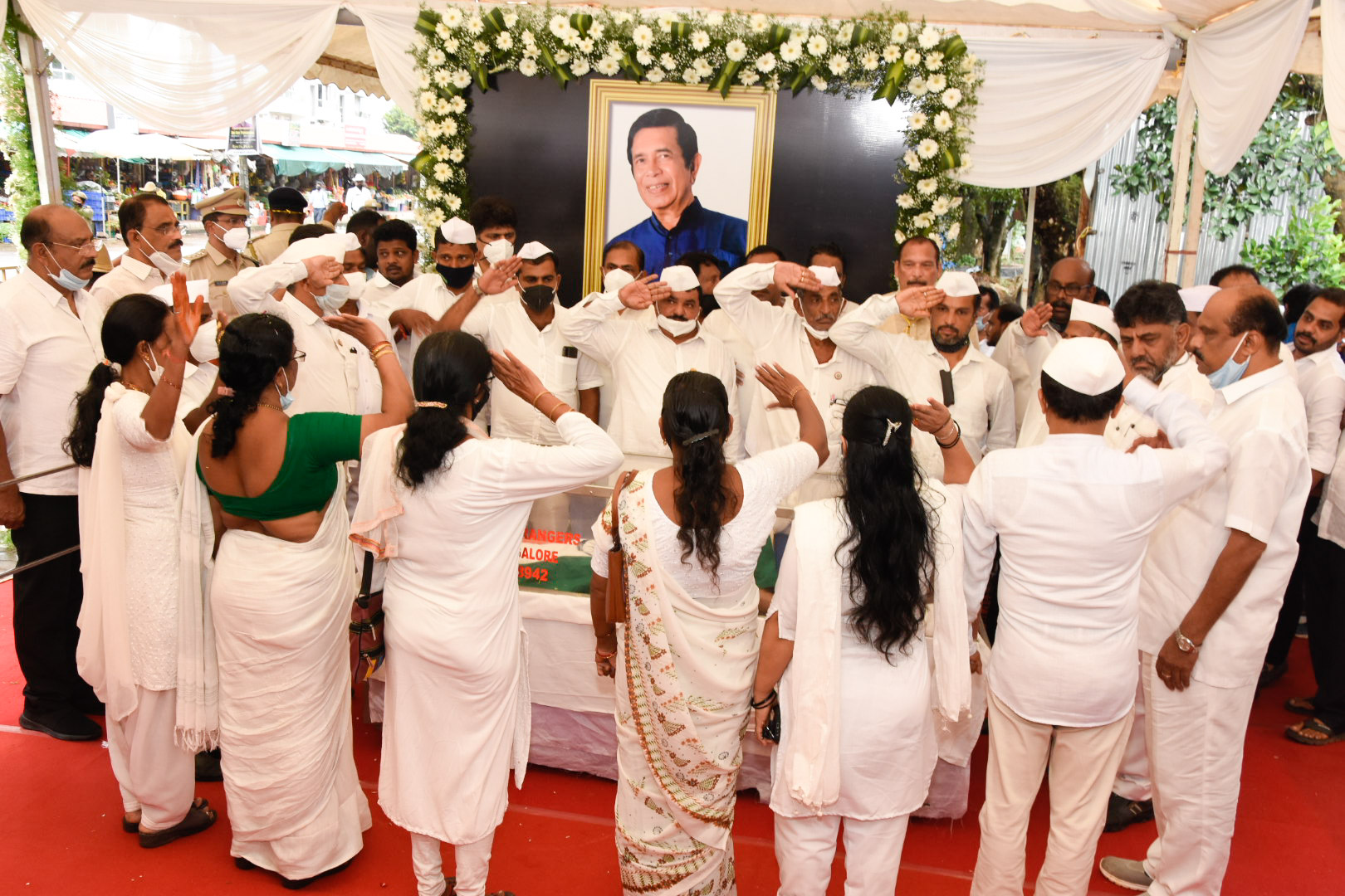 ಮಂಗಳೂರು: ಅಗಲಿದ ಆಸ್ಕರ್ ಫೆರ್ನಾಂಡಿಸ್ ಅಂತಿಮ ದರ್ಶನ ಪಡೆದ ಅಭಿಮಾನಿಗಳು