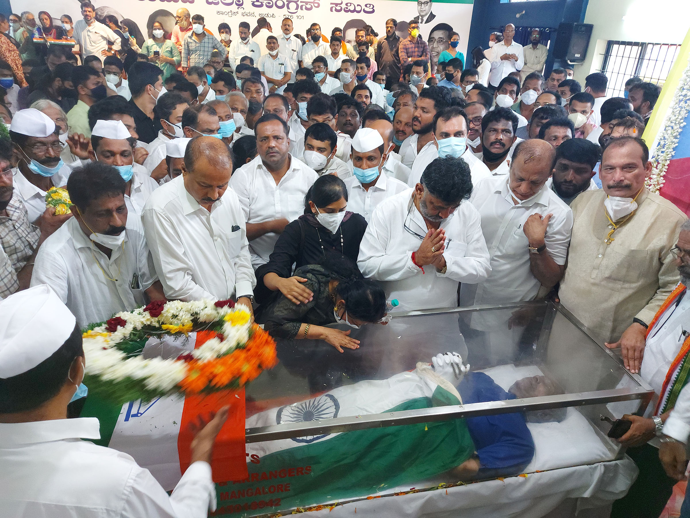 ಉಡುಪಿಯಲ್ಲಿ ಆಸ್ಕರ್ ಪಾರ್ಥಿವ ಶರೀರದ ಅಂತಿಮ ದರ್ಶನ: ಡಿಕೆಶಿ, ಸಚಿವ ಕೋಟ ಸಹಿತ ಹಲವು ಗಣ್ಯರಿಂದ ಗೌರವ ನಮನ