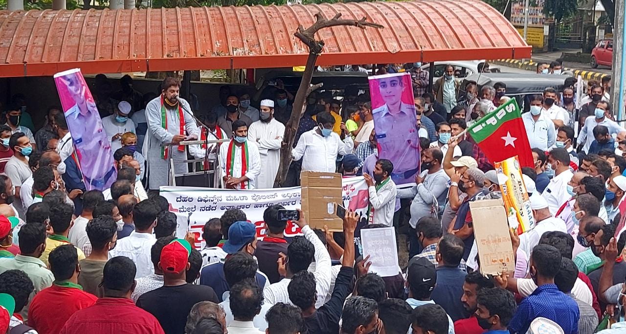 ಉಡುಪಿ: ದೆಹಲಿ ಮಹಿಳಾ ಪೊಲೀಸ್ ಅಧಿಕಾರಿ ಅತ್ಯಾಚಾರ-ಹತ್ಯೆ ಖಂಡಿಸಿ ಎಸ್‌ಡಿಪಿಐಯಿಂದ ಪ್ರತಿಭಟನೆ