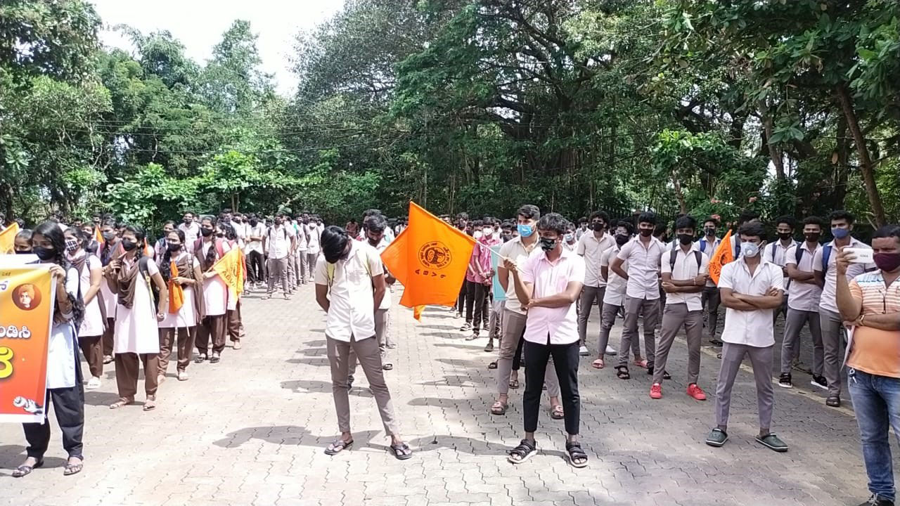 ಅತ್ಯಾಚಾರ ಆರೋಪಿಗಳಿಗೆ ಕಠಿಣ ಶಿಕ್ಷೆಯಾಗುವಂತೆ ಆಗ್ರಹಿಸಿ ಪ್ರತಿಭಟನೆ