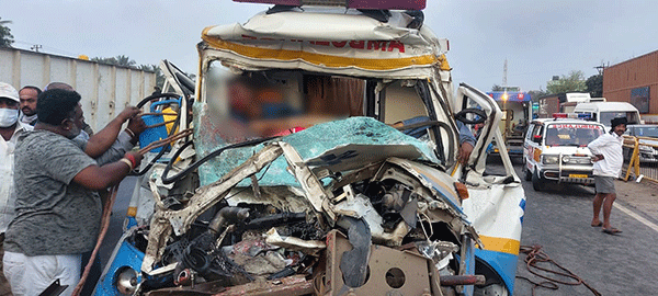 ಅತ್ತಿಬೆಲೆ: ಆ್ಯಂಬುಲೆನ್ಸ್- ಲಾರಿ ನಡುವೆ ಭೀಕರ ಅಪಘಾತ; ವೈದ್ಯ, ರೋಗಿ ಸಹಿತ ಮೂವರು ಮೃತ್ಯು