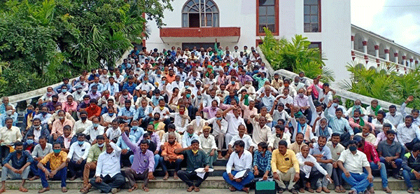 ಶಿವಮೊಗ್ಗ: ರೈತರಿಂದ ಜಿಲ್ಲಾಧಿಕಾರಿ ಕಚೇರಿ ಎದುರು ದಿಢೀರ್ ಬೃಹತ್ ಧರಣಿ